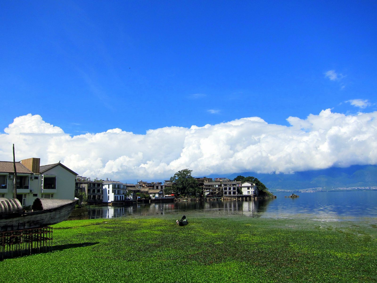 云南大理洱海优美海面风景