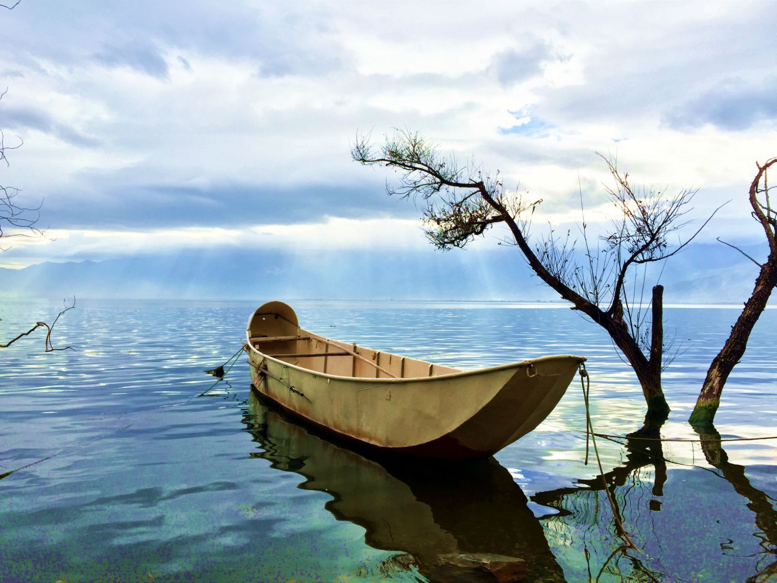 云南大理洱海优美海面风景